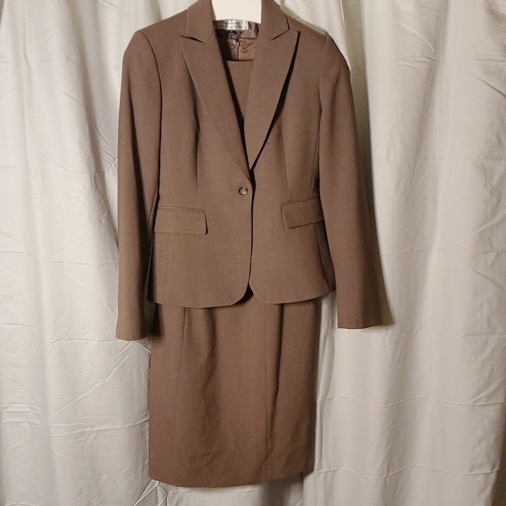 Tahari suit size 2 perfect shape!